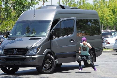 Trong khi đó Justin Bieber cố gắng chạy lên xe ô tô của mình để thoát khỏi vụ lùm xum cùng bạn gái